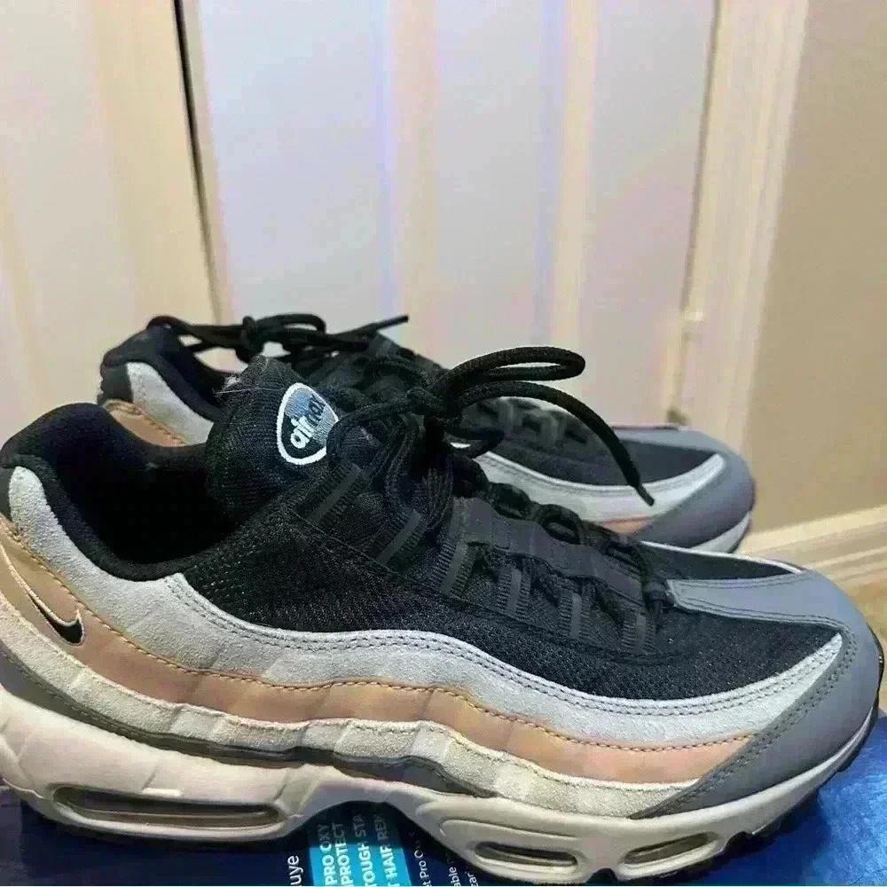 Nike Air Max Men’s 9. Like new condition